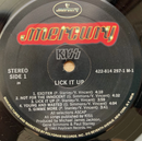 【仮面を脱いだ瞬間、ロックが牙を剥いた】KISS – Lick It Up / Casablanca 28S-181 (Japan Press / LP)