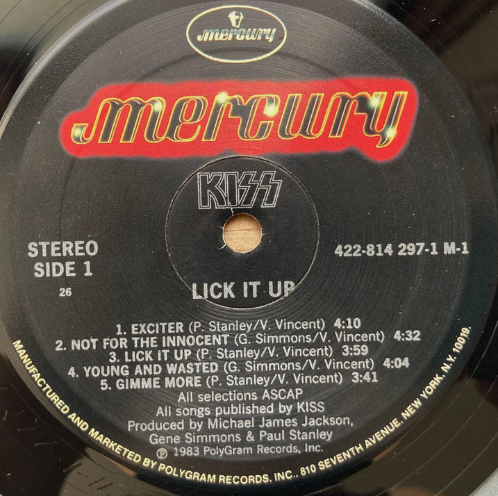 【仮面を脱いだ瞬間、ロックが牙を剥いた】KISS – Lick It Up / Casablanca 28S-181 (Japan Press / LP)